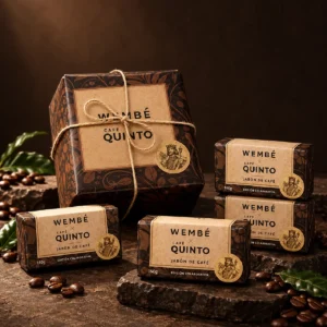 Ecopack de cuatro jabones de café WEMBÉ × Café Quinto en presentación de regalo con granos de café