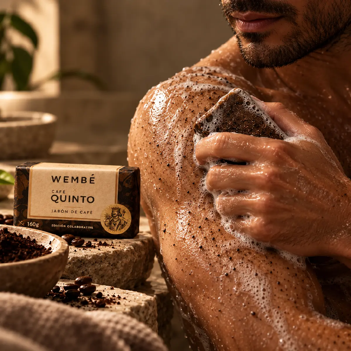 Hombre exfoliándose el hombro con el jabón de café WEMBÉ × Café Quinto